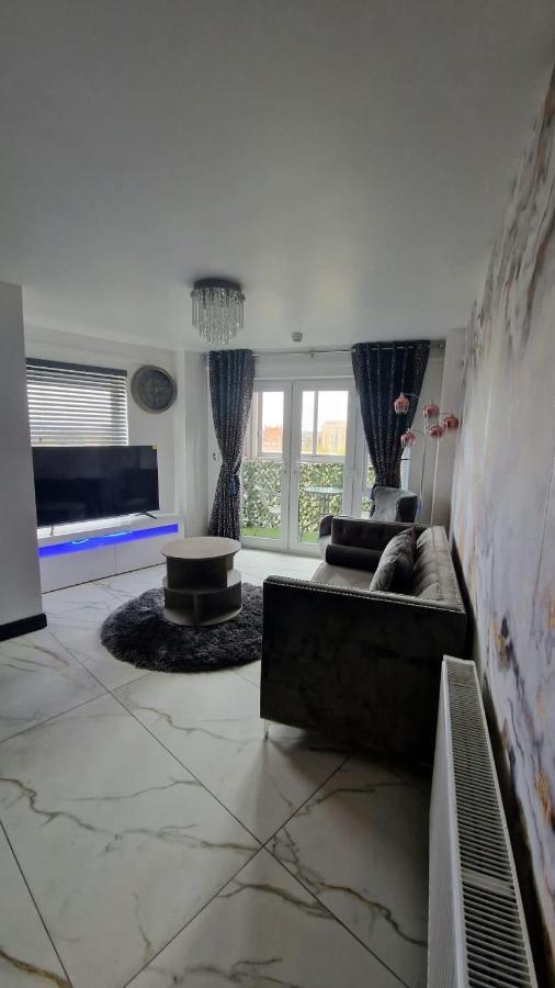 Two Bed Apartment With Balcony Slough,Windsor,Legoland Eksteriør billede